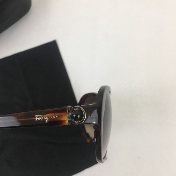 Auth Ferragamo Jackie O sunnies 😎 - Picture 3 of 8